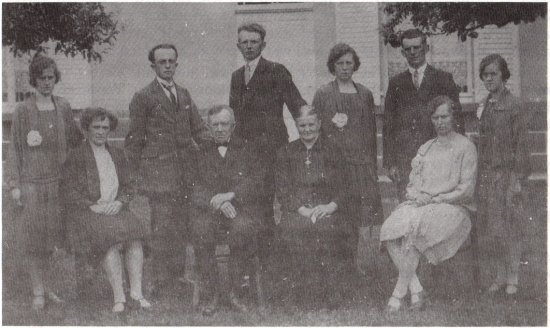 Petrus Huyghe (1852-1945) en Amelie Geirlondt (1870-1946) met hun kinderen