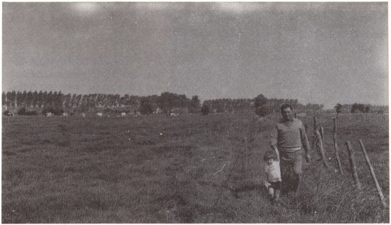 Edgard Sierens met zijn kleinzoon op stap langs de Celiewegel