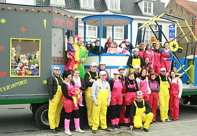 DE LAPPERKES STELDEN HUN CARNAVALSWAGEN VOOR