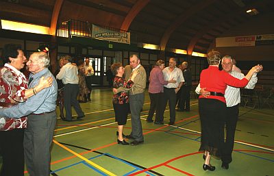 DANSENDE SENIOREN VERHUISDEN NAAR SPORTHAL VAN CAUTEREN