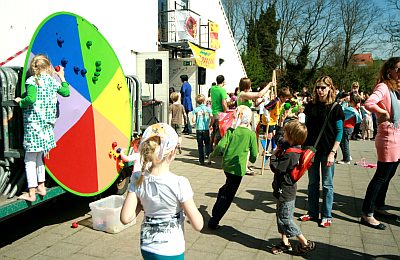 HONDERDEN KINDEREN NAMEN DEEL AAN DE BUITENSPEELDAG