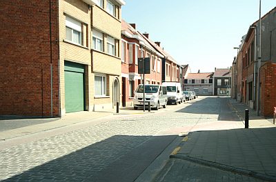 FIETSERS EN AUTO'S KUNNEN WEER VLOT DOOR ADEGEM-DORP