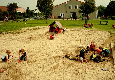 OOK BIJ REGEN DRAAIT DE SPEELPLEINERKING OP VOLLE TOEREN