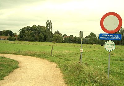 AUTO'S HEBBEN NIETS TE ZOEKEN IN DE LEKVIJVERSWEGEL