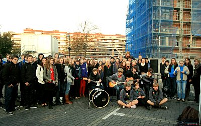 DAG VAN DE JEUGDBEWEGING BEGON MET ONTBIJT EN MUZIEK