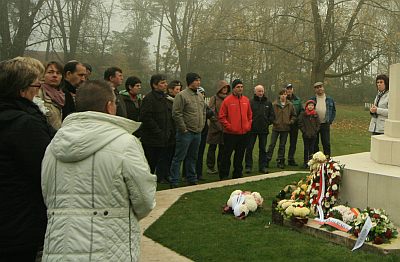 HERFSTWANDELING  EINDIGDE OP HET CANDEES KERKHOF