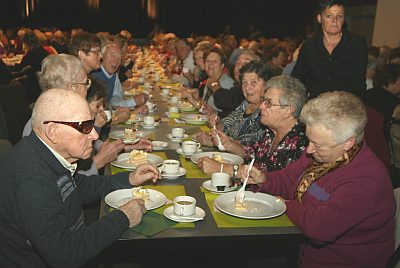 SENIOREN GENOTEN VOORAL VAN SARKOS EN DE CLOWN