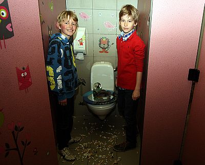 OP DE KRUIPUIT STONDEN WATER EN WC POTTEN IN DE KIJKER