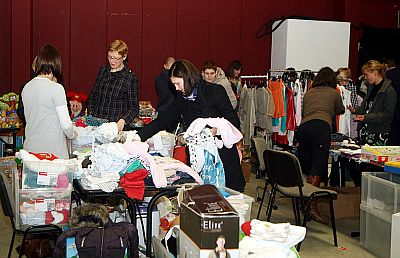 GEZELLIG DRUK OP TWEEDEHANDSBEURS