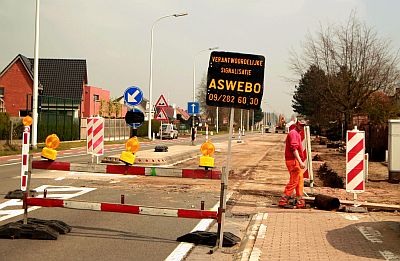 EVEN LINKS RIJDEN IN DE PRINS BOUDEWIJNLAAN