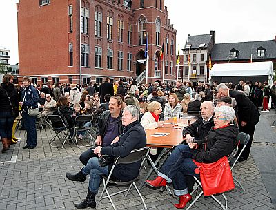 MALDEGEM OPENT GERENOVEERD EN UITGEBREID GEMEENTEHUIS MET VOLKSFE