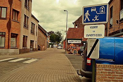 STAPVOETS VERKEER IN DE ADEGEMSE KERKSTRAAT