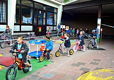 KLEUTERS VAN DE PAPAVER LEGDEN AVONTUURLIJK FIETSPARCOURS AF