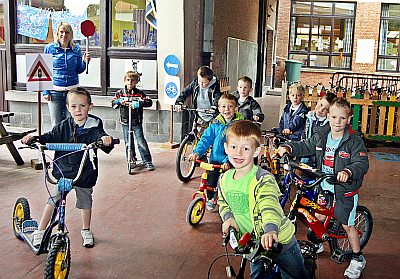 KLEUTERS VAN DE PAPAVER LEGDEN AVONTUURLIJK FIETSPARCOURS AF