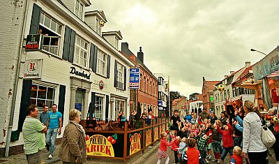 ADEGEM KERMISTE ONDER EEN DREIGEND WOLKENDEK