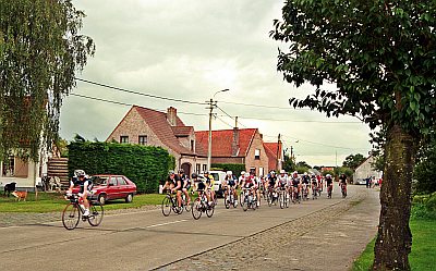 ADEGEM KERMISTE ONDER EEN DREIGEND WOLKENDEK