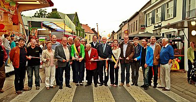 ADEGEM KERMISTE ONDER EEN DREIGEND WOLKENDEK