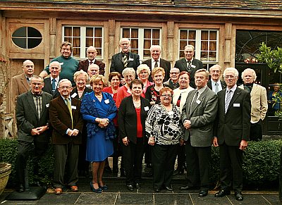 ZEVENTIGJARIGEN ROND DE FEESTTAFEL