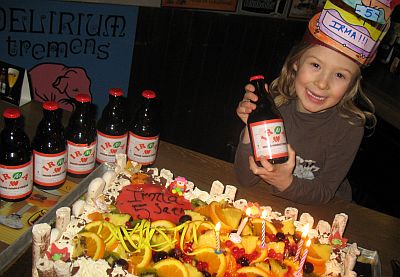 JARIGE IRMA STELDE EIGEN BIERTJE VOOR