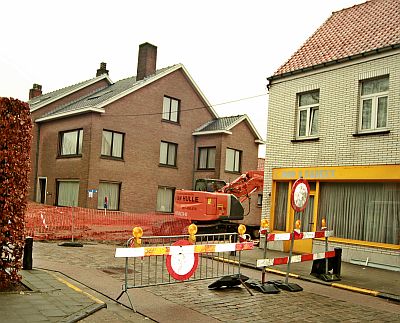 NOG EVEN WACHTEN OP DOORGAAND VERKEER IN ADEGEM-DORP