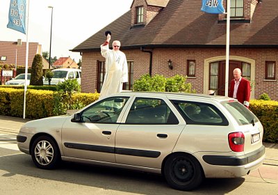 AUTOWIJDING OP DEN HOEKE