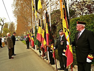 GRENADIERS CARABINIERS EN 7DE JAGERS TE VOET HERDACHTEN HUN OUD-