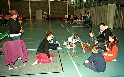 LEERLINGEN VAN HET VIJFDE LEERJAAR SPEELDEN SPEL ZONDER GRENZEN