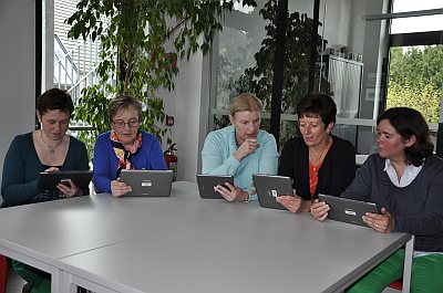 WIT GELE KRUIS VERPLEEGKUNDIGEN OP PAD MET TABLET PC