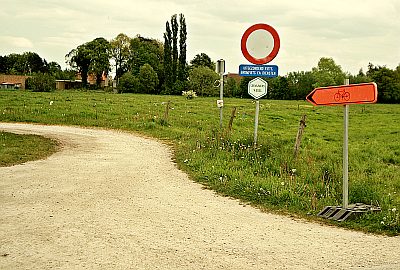 DAGELIJKS RIJDEN MEERDERE AUTO'S DOOR DE LEKVIJVERSWEGEL