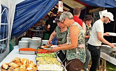 HEULENDONK FEEST ZINGEND EN ETEND