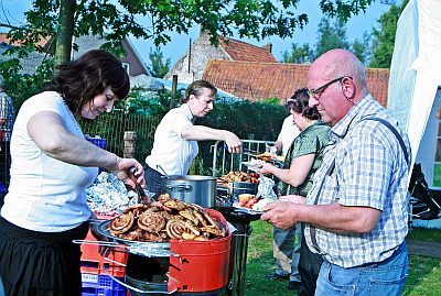 HEULENDONK FEEST ZINGEND EN ETEND