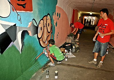 GRAFFITIKUNSTENAARS STEKEN FIETSTUNNEL IN EEN NIEUW KLEEDJE