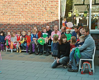 DE KRUIPUIT BEGON ZINGEND EN DANSEND AAN ZIJN NIEUW SCHOOLJAAR