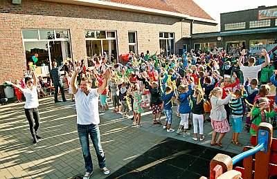 DE KRUIPUIT BEGON ZINGEND EN DANSEND AAN ZIJN NIEUW SCHOOLJAAR