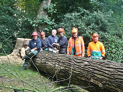 TWEE SCHOLIEREN GEWOND DOOR OMVALLENDE BOOM