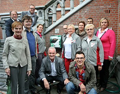 RODE KRUIS MALDEGEM SCHENKT GEMEENTE AED TOESTEL