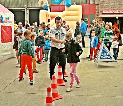 KIJKEN DOOR EEN DRONKEN BRIL