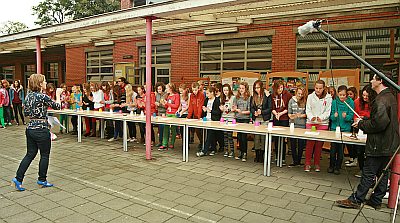 MEVR. COURTMANSSCHOOL LIET EEN BELLETJE RINKELEN