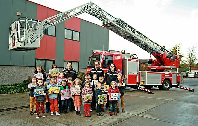 BRANDWEER ONTVING WINNAARS VAN ZIJN TEKENWEDSTRIJD