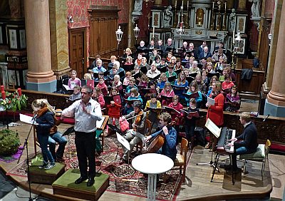 KOREN BIJNA KLAAR VOOR KERSTCONCERT