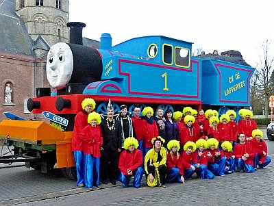 DE LAPPERKES STELDEN HUN CARNAVALSWAGEN VOOR