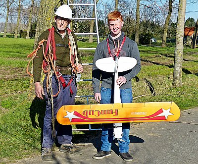 BOUDEWIJN HAALT FUN CUB UIT TOP VAN HOGE BOOM