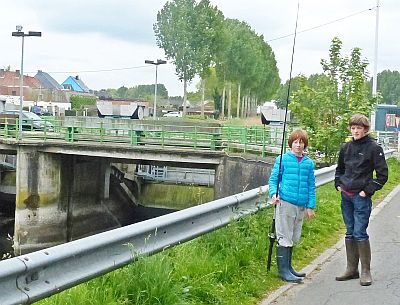 LAGE WATERSTAND BRENGT AFVAL AAN DE OPPERVLAKTE