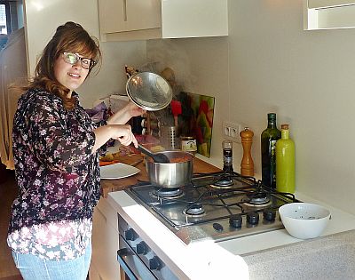 KELLY SERVEERT EEN PITTIG APERITIEF IN