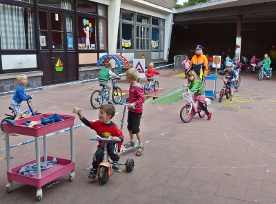 KLEUTERS OEFENDEN VERKEERSSITUATIES