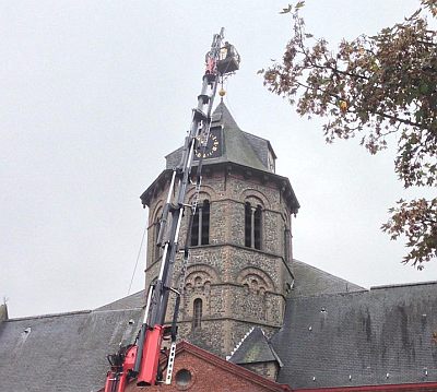 ER STAAT WEER EEN HAAN OP DE SINT ADRIANUSKERK