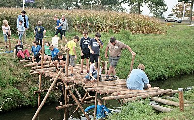 SCHOLIEREN EN KSA BOUWEN BRUG OVER DE EDE