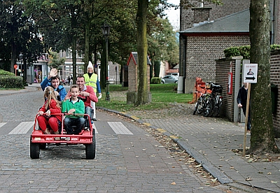 SMURFENKERMIS ONDER EEN STRALENDE ZON