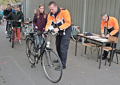 NA DE FIETSENCONTROLE IN DE ARK VOLGEN CONTROLES IN HET VERKEER