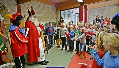 SINTERKLAAS EN SENIOREN VAN DE PASTORIJ OP BEZOEK IN DE PAPAVER